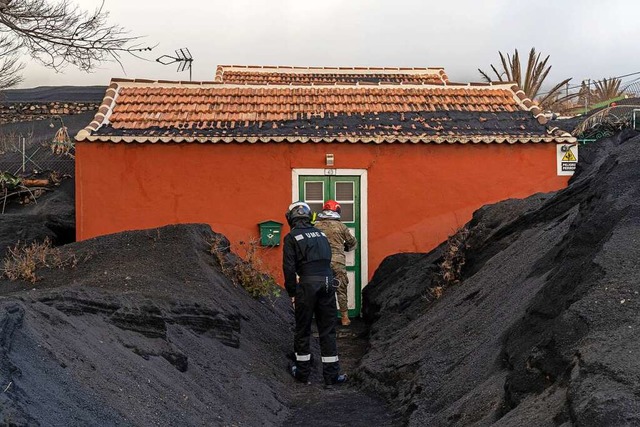 Eine Militreinheit fhrt Gasmessungen...nd befreit Huser von der Vulkanasche.  | Foto: Europa Press (dpa)