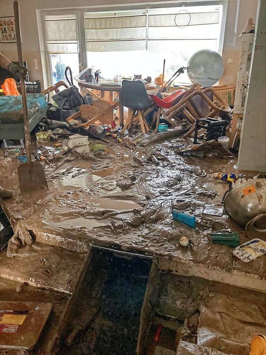 Blick in eine völlig zerstörte Wohnung...al, nachdem das Wasser abgelaufen war.  | Foto: Privat
