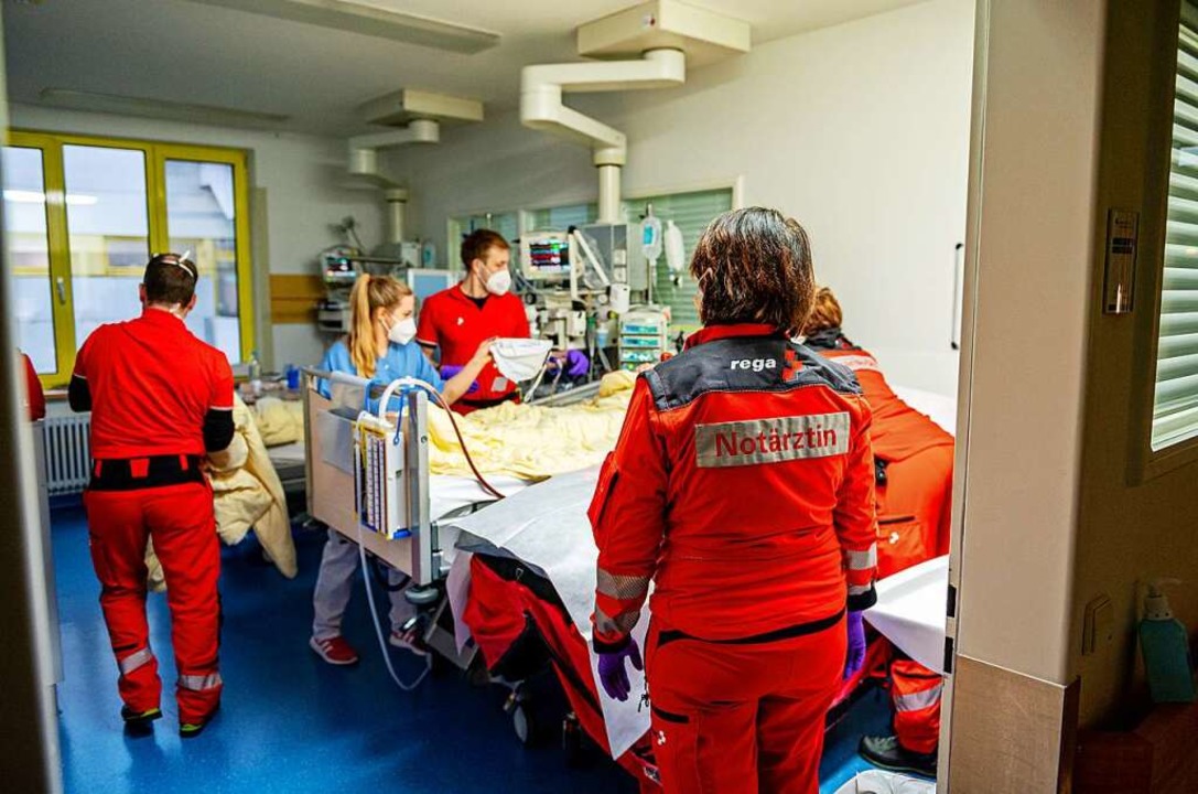 Ein Team der Rega verlegt einen Patienten nach Freiburg.  | Foto: Jonas Hirt