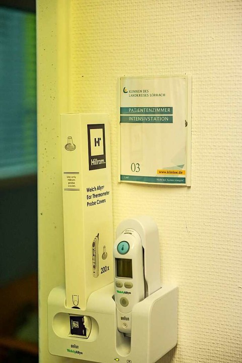 Fieberthermometer vor den Zimmern  | Foto: Jonas Hirt