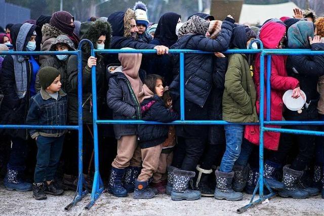 Eine Wehrerin beschenkt Kinder in der Flüchtlingsunterkunft