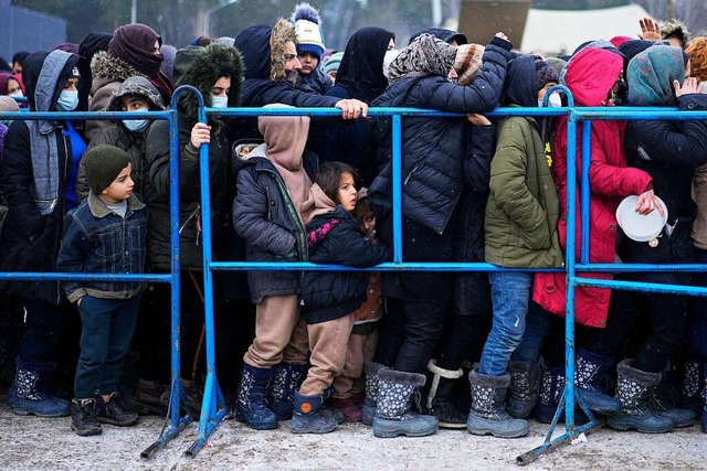 Wie diese Flchtlinge an der polnisch-...Wehr ber diesen Weg nach Deutschland.  | Foto: Pavel Golovkin (dpa)