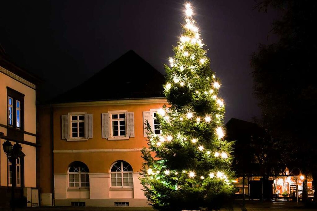 Der Weihnachtsbaum am Markt verbreitet festliche Stimmung.  | Foto: Paul Eischet