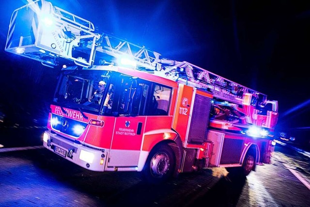 Die Feuerwehr verhinderte ein bergreifen auf weitere Gartenhtten (Symbolfoto).  | Foto: Marcel Kusch (dpa)