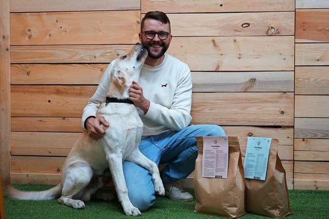 Felix Mllers Hund Watson mag sein Her... und das Bio-Futter schmeckt ihm auch.  | Foto: Lisa Petrich