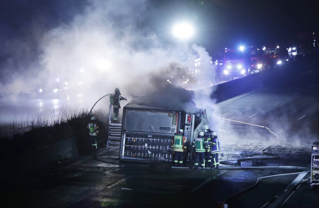Der Lkw geriet durch die Kollision in Brand.  | Foto: Christoph Breithaupt