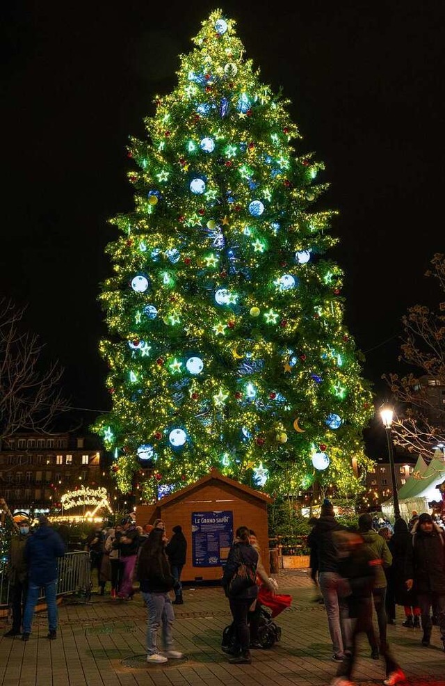 Der Christbaum auf dem Place Klber in Straburgs Mitte.  | Foto: Anne Telw