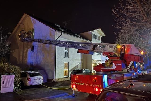 Feuerwehr löscht Brand in Mehrfamilienhaus in Buggingen