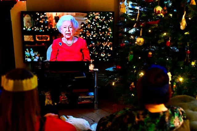 Die Weihnachtsansprache der Queen geh...r viele Briten fest zu den Feiertagen.  | Foto: PAUL ELLIS (AFP)