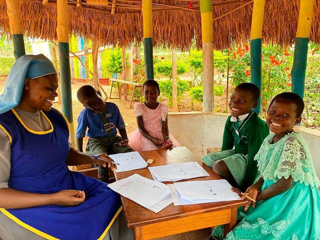 Weil die Schulen geschlossen sind, hat das Lebenshau Homeschooling organisiert.  | Foto: Lebenshaus