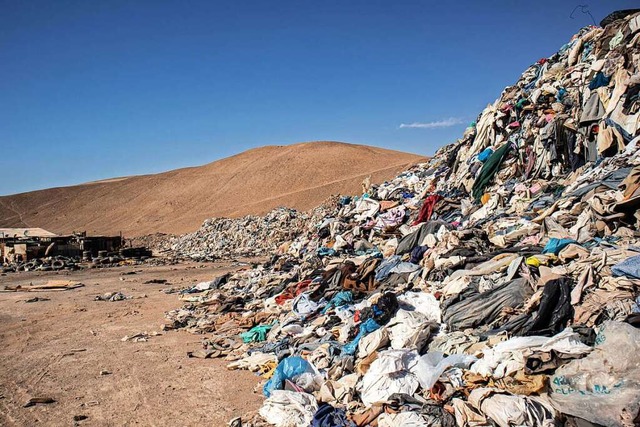 In der nahe gelegenen Freihandelszone ...29 178 Tonnen gebrauchter Kleidung an.  | Foto: Antonio Cossio (dpa)