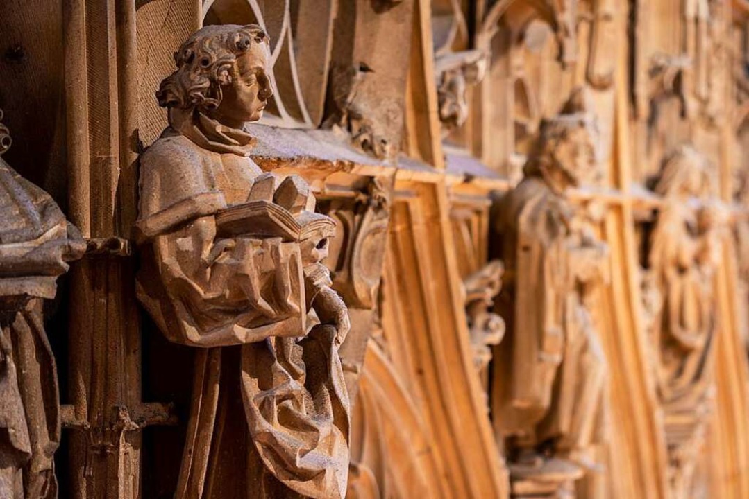Die Darstellung des Heiligen Stephanus...ch und Steinen am Lettner des Münsters  | Foto: Martin Hau