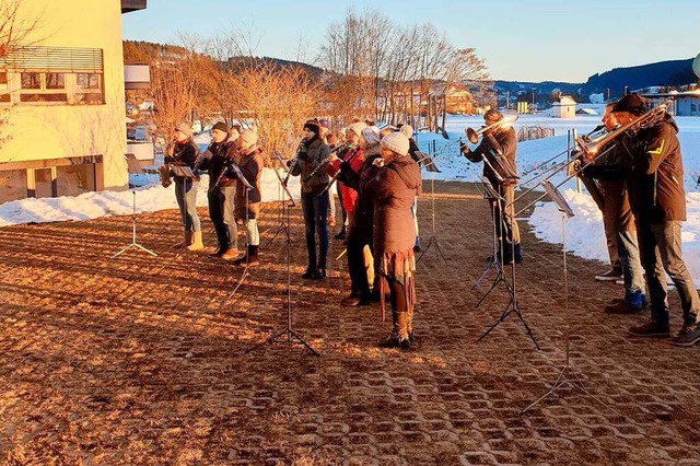 Mitglieder der Stadtmusik hatten an de... beispielsweise vor der Helios Klinik.  | Foto: privat