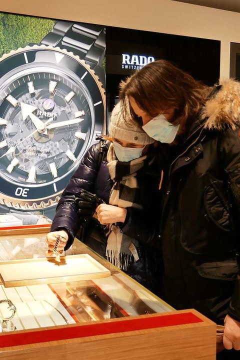 Shoppen am Feiertag: In aller Ruhe suc...schäft in Titisee eine Armbanduhr aus.  | Foto: Eva Korinth