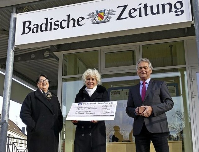 Einen Spendenscheck ber 2500 Euro be...ktion seit vielen Jahren organisiert.   | Foto: Frank Schoch