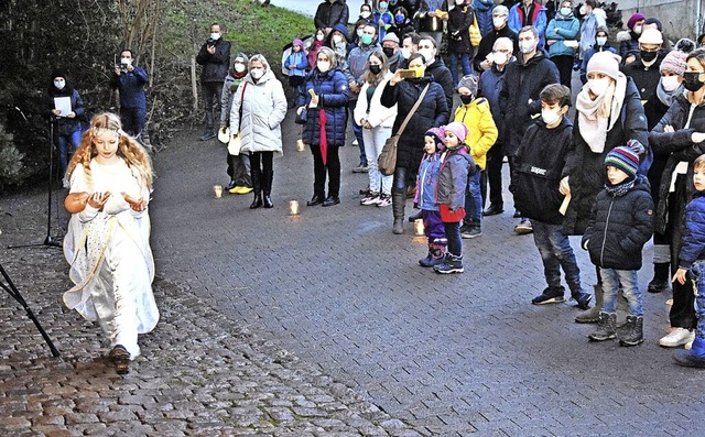 Die Zuschauer verfolgten das  Krippenspiel mit Abstand und Maske.  | Foto: Andrea Steinhart