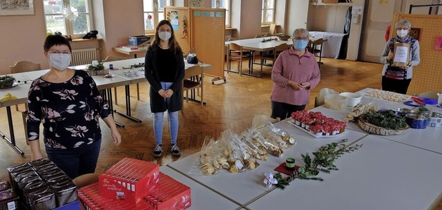 Ehrenamtliche von Martas Tisch packen ...mer, Thekla Erlewein und Marianne Zok   | Foto: Caritas