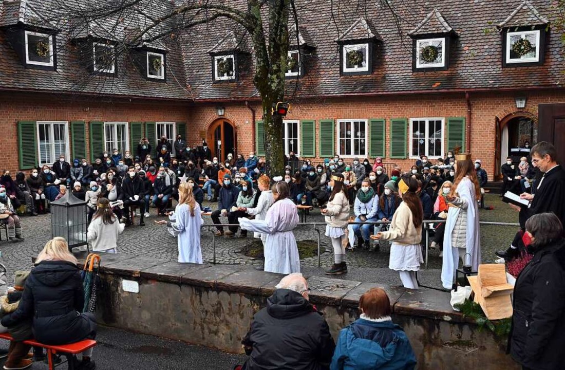 Zwei Weihnachtsgottesdienste mit Pfarr... im Kirchhof der Friedenskirche statt.  | Foto: Thomas Kunz