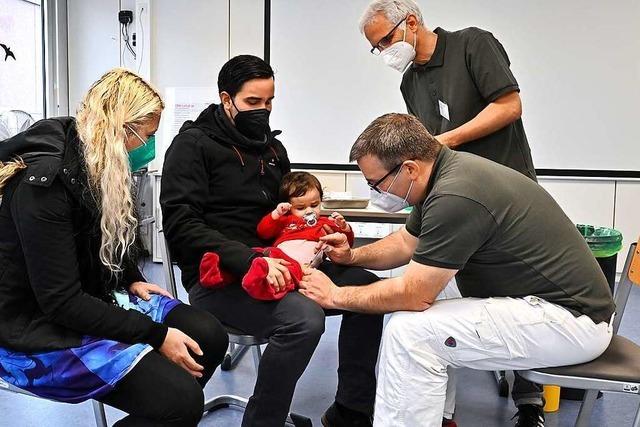 Impfaktion in Freiburg: Auch Kinder unter 5 Jahren bekommen den Piks