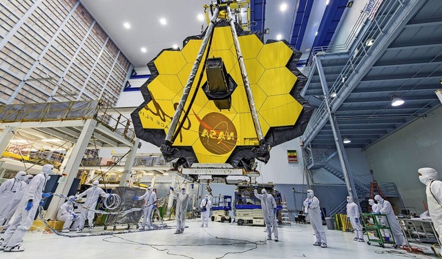 Techniker der Nasa  heben die Spiegelb...es Webb&#8220; genannten Teleskops an.  | Foto: Uncredited (dpa)