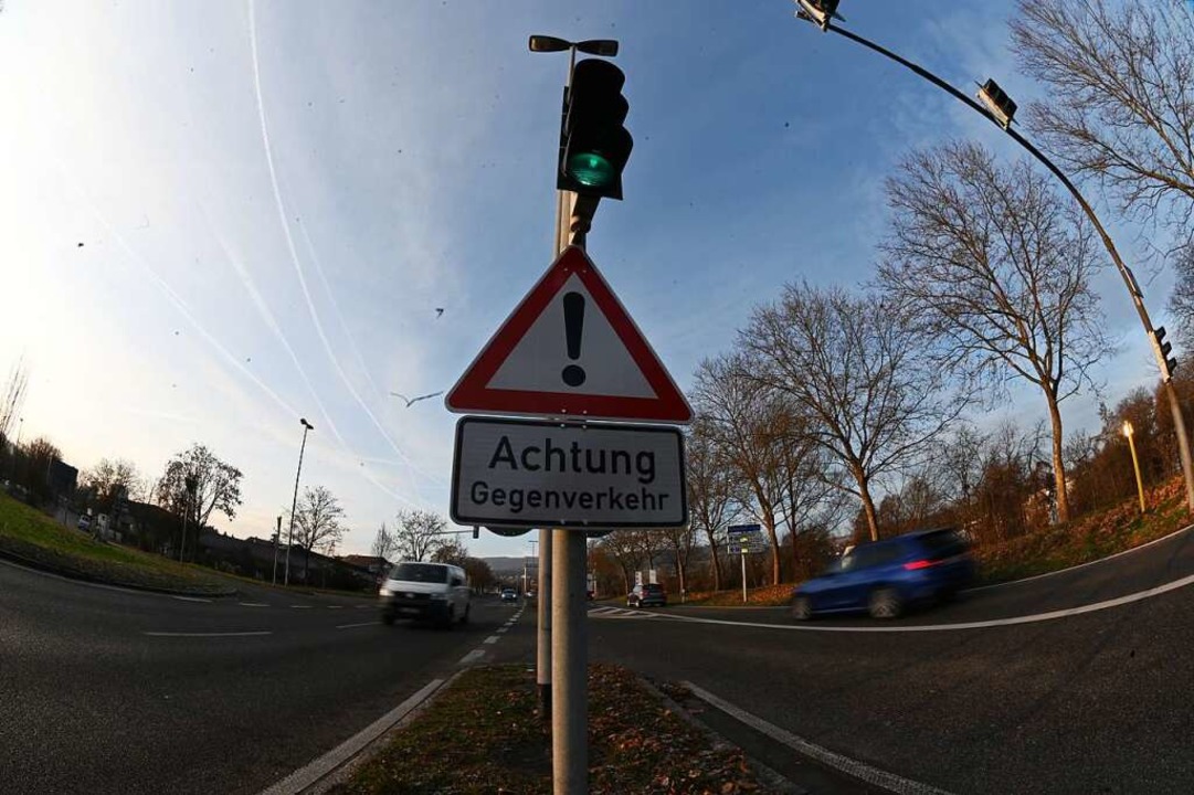Ein Schild warnt Autofahrer an der Abz...rkehr. Trotzdem kracht es hier häufig.  | Foto: Jonas Hirt