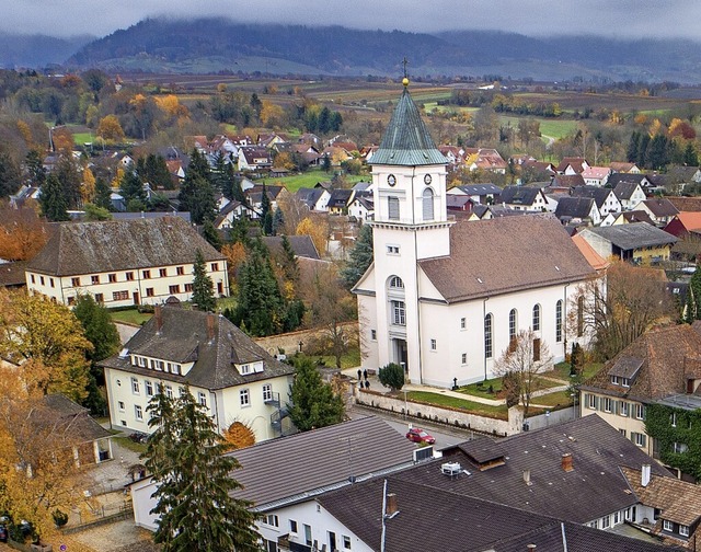 Vor der Kirche, auf dem Rasenstck zwi...khnliche Anlage fr Grber entstehen.  | Foto: Matthias Weniger