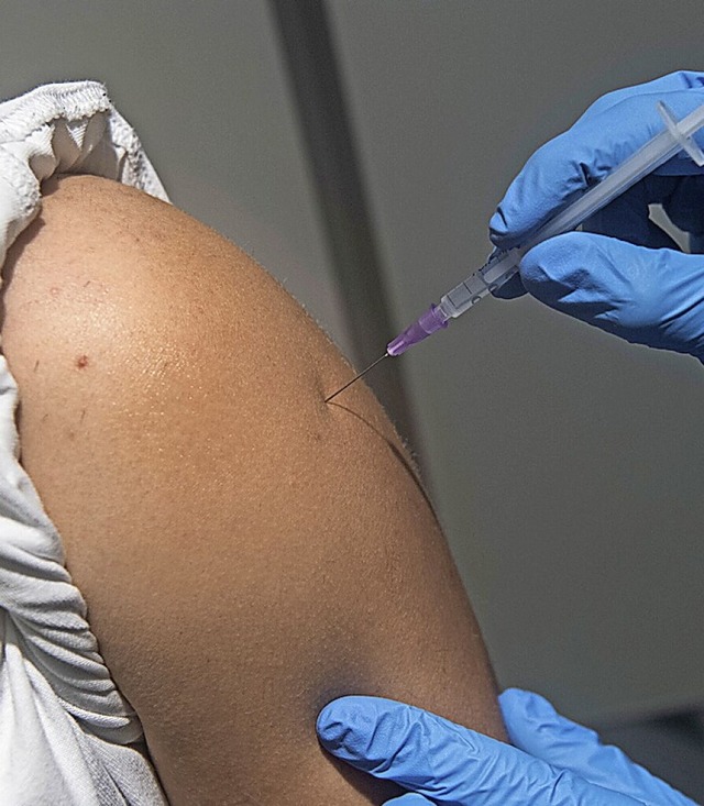 Erst-, Zweit- und Booster-Impfungen wurden verabreicht.  | Foto: Paul Zinken (dpa)