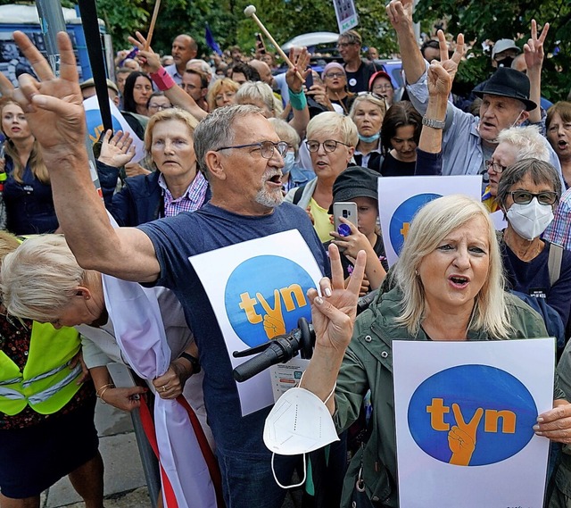 Menschen demonstrierten im August in W...en  Sender gerichtetes Gesetz gekippt.  | Foto: JANEK SKARZYNSKI (AFP)