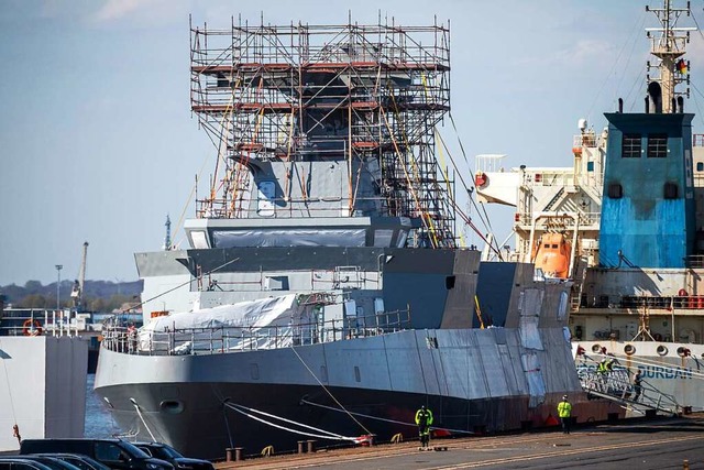 Exportartikel: ein Marineschiff vom Typ Meko 200 fr gypten im Bremer Hafen.  | Foto: Sina Schuldt (dpa)