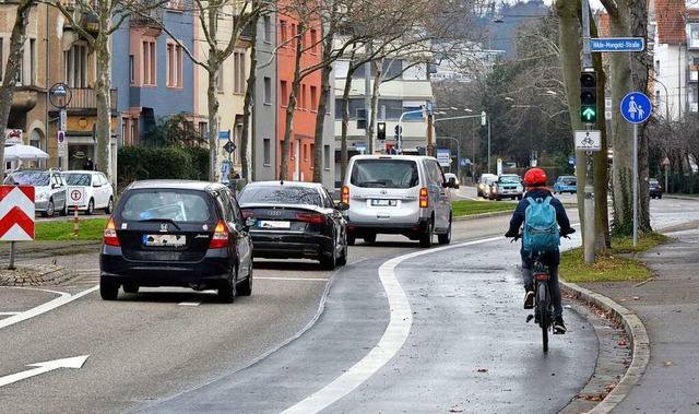 Einst fhrten auf der Breisacher Stra...Radweg ist nun Fugngern vorbehalten.  | Foto: Michael Bamberger
