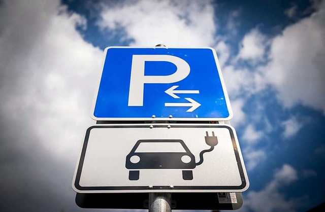 Knftig nicht mehr gebhrenfrei: Parken von E-Autos.   | Foto: Hendrik Schmidt (dpa)