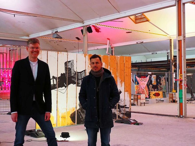 Kulturamtsleiter Peter Sprrer (links)...ei der Vorbereitung ihrer Ausstellung.  | Foto: Herbert Frey