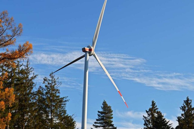 Die Windenergieanlage 3 am Rotzeleck i...en anderen, mit 229 Meter Gesamthhe.   | Foto: Nikolaus Bayer