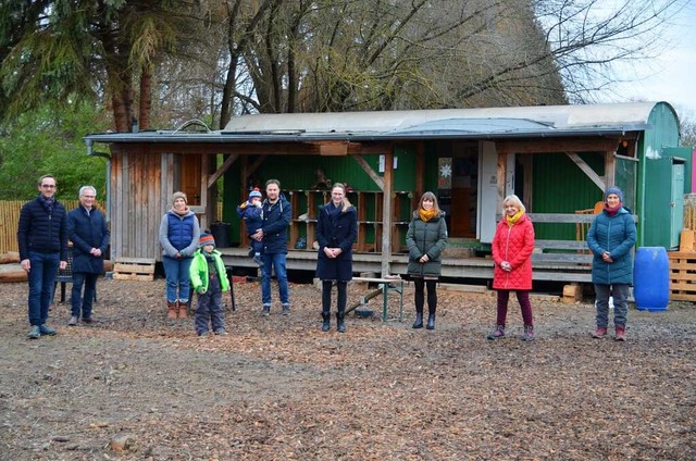 Vertreter und Vertreterinnen des Landk...r den Waldorf-Naturkindergarten vor.   | Foto: Hans-Jochen Voigt