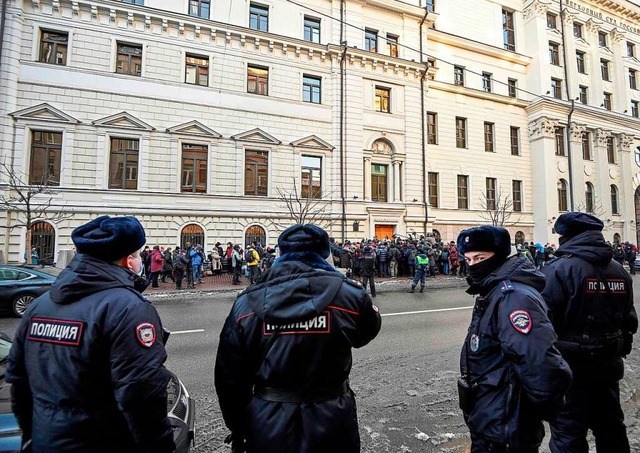 Polizisten und Demonstranten bei einem...Gerichtshof der Russischen Fderation.  | Foto: NATALIA KOLESNIKOVA (AFP)