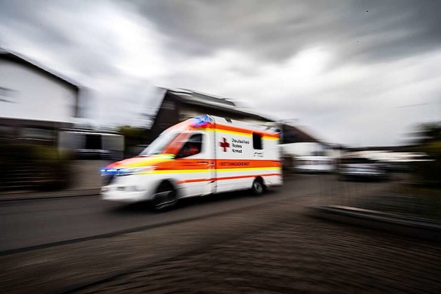 Der Rettungsdienst brachte die beiden Insassen zum Arzt.  | Foto: Boris Roessler (dpa)