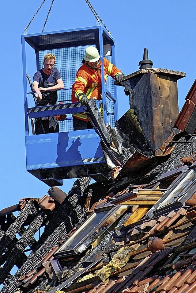 Erkundung am Morgen nach dem Grobrand in der Wyhler Ortsmitte.  | Foto: Ruth Seitz