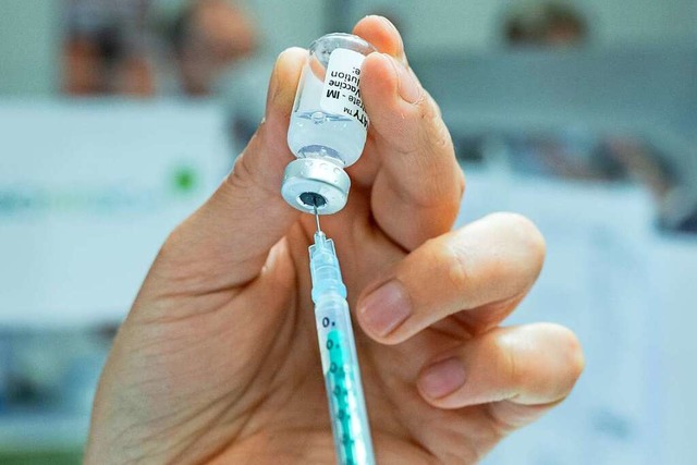 Eine Spritze mit Impfstoff gegen Covid...-Krankenhaus in Stuttgart vorbereitet.  | Foto: Bernd Weibrod (dpa)
