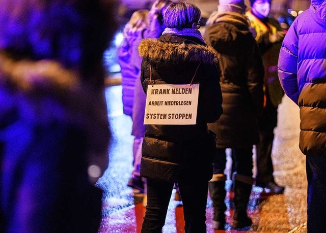 Hinter den sogenannten Spaziergngern ...nern steckt die Kunst der Provokation.  | Foto: Frank Rumpenhorst (dpa)