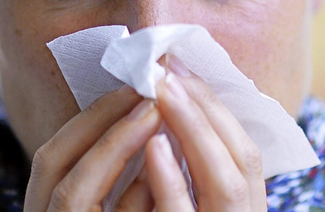 Abstand, Maske und Impfung halten auch die Grippe besser auf Abstand.  | Foto: Maurizio Gambarini (dpa)