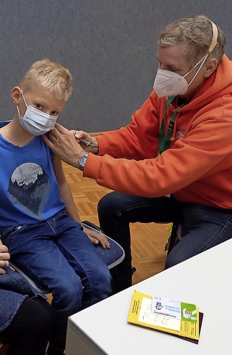 Jakob Schulze aus Jestetten bekam im M...te Kinderimpfung von Arzt Elmar Vehr.   | Foto: Oldenburg, Kai