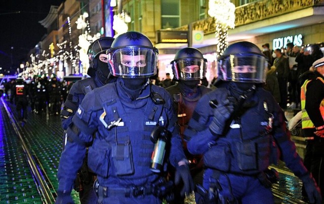 Zahlreiche Polizisten waren landesweit...nen, wie hier in Mannheim, im Einsatz.  | Foto: Ren Priebe (dpa)