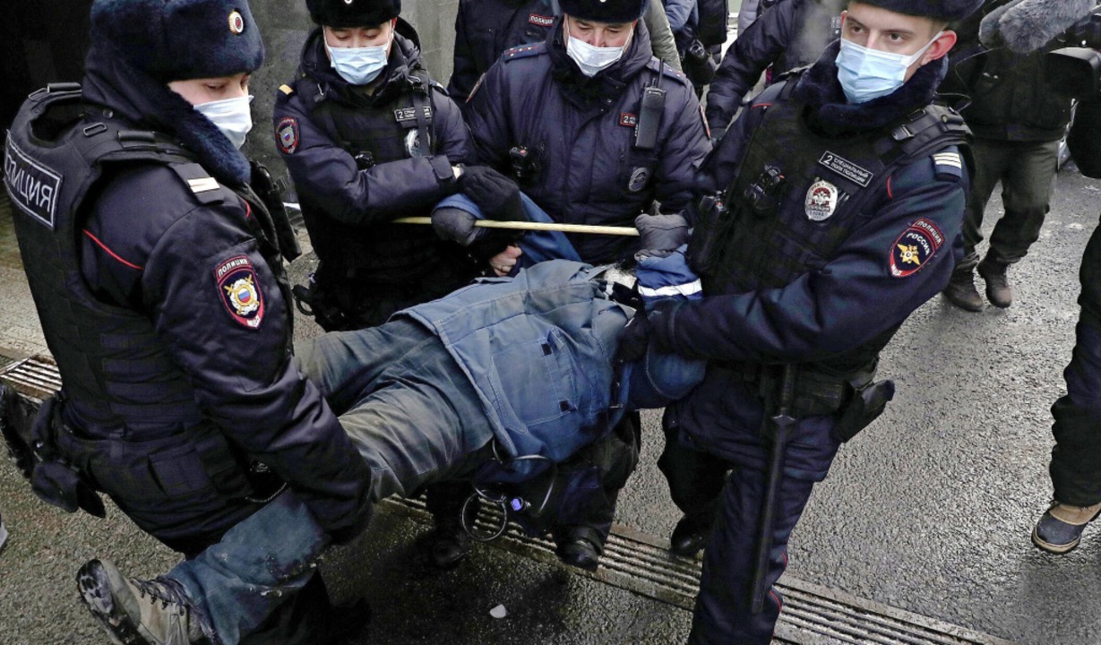 Polizisten tragen am Dienstag einen De...vor dem Gerichtsgebäude in Moskau weg.  | Foto: Uncredited (dpa)