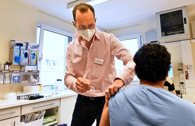 Rainer Mendel ist einer von acht rzten, die mitgeimpft haben.   | Foto: Michael Bamberger