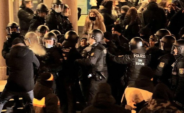 Protestierer rangeln mit Polizisten be...in Bautzen zu Ausschreitungen gekommen  | Foto: Bernd Mrz (dpa)