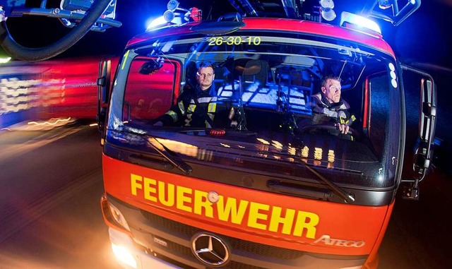 Feuerwehrmnner im Einsatzfahrzeug (Symbolbild)  | Foto: Julian Stratenschulte