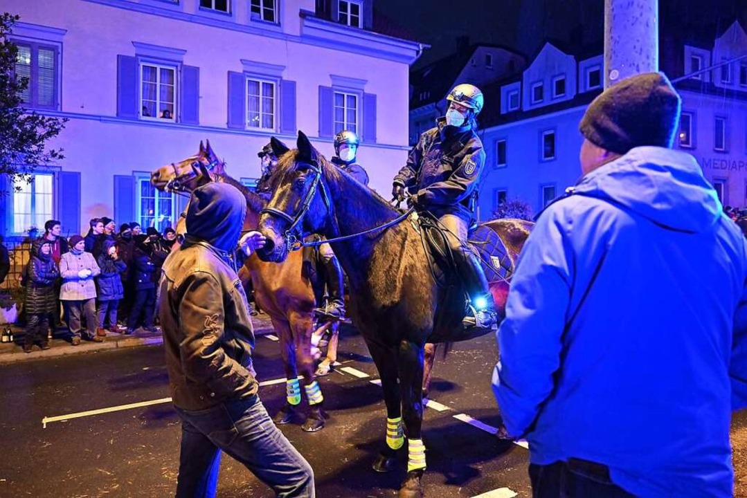 Berittene Polizei begleitet in Ravensb...anten, die den Spaziergang beobachten.  | Foto: Felix Kästle (dpa)