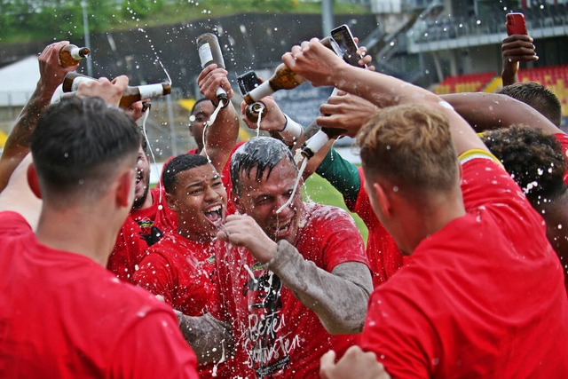 Der SC Freiburg II freut sich ber den Aufstieg in die dritte Liga  | Foto: Steven Mohr via www.imago-images.de