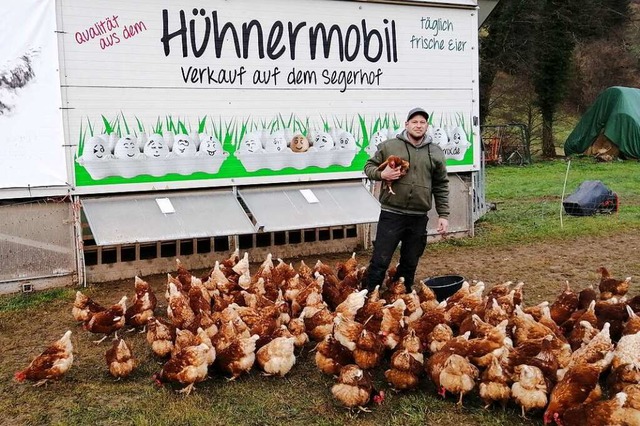 Marco Seger mit Freilandhhnern vor einem seiner Hhnermobile  | Foto: Winfried Kninger