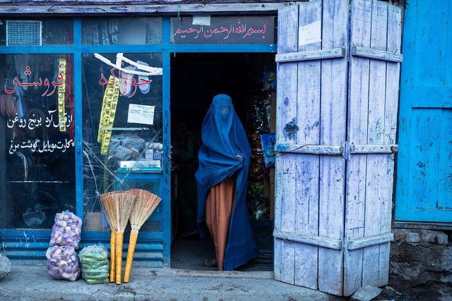 Eine afghanische Frau verlsst einen L...en im Land derzeit deutlich eingeengt.  | Foto: Petros Giannakouris